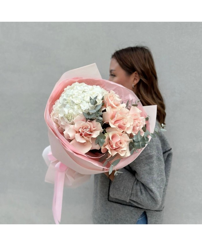 Букет с гортензией "Нежный поцелуй"
