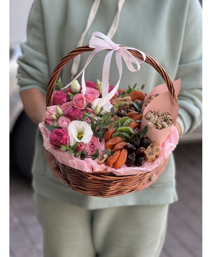 Подарочная корзина с цветами, сухофруктами и орехами №11