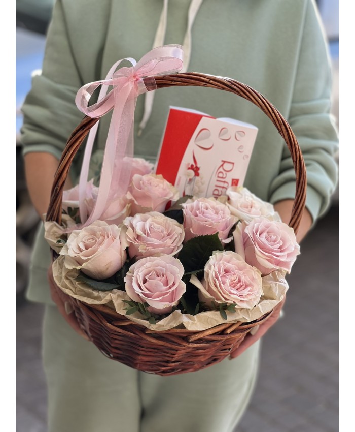Подарочная корзина с цветами с сладостями №12