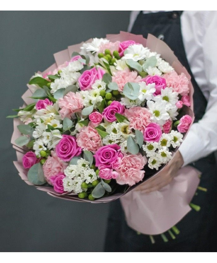 Букет с розами "Лучистая красота"