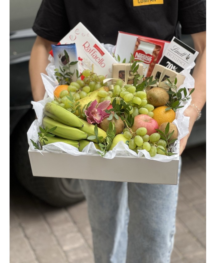 Подарочный набор с фруктами и сладостями №2