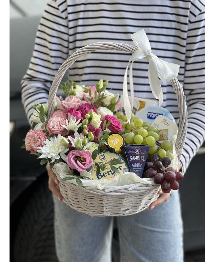 Подарочная корзина с цветами и сыром