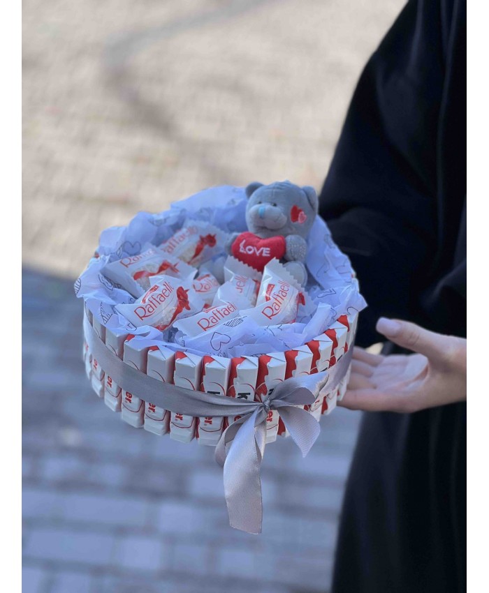 Композиция из сладостей с мишкой