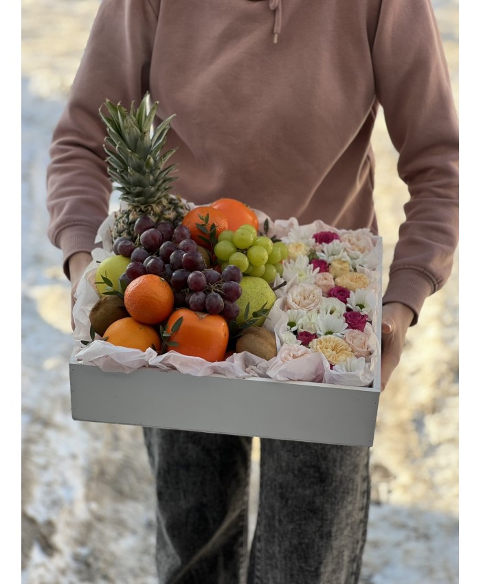 Подарочный набор с фруктами и цветами №3