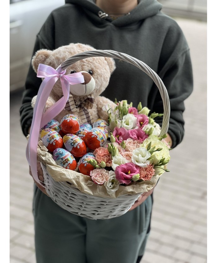 Корзина с цветами, сладостями и игрушкой
