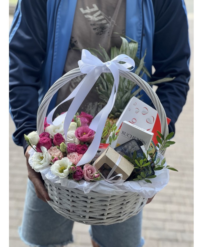 Корзина с цветами и сыром "Эстетика"